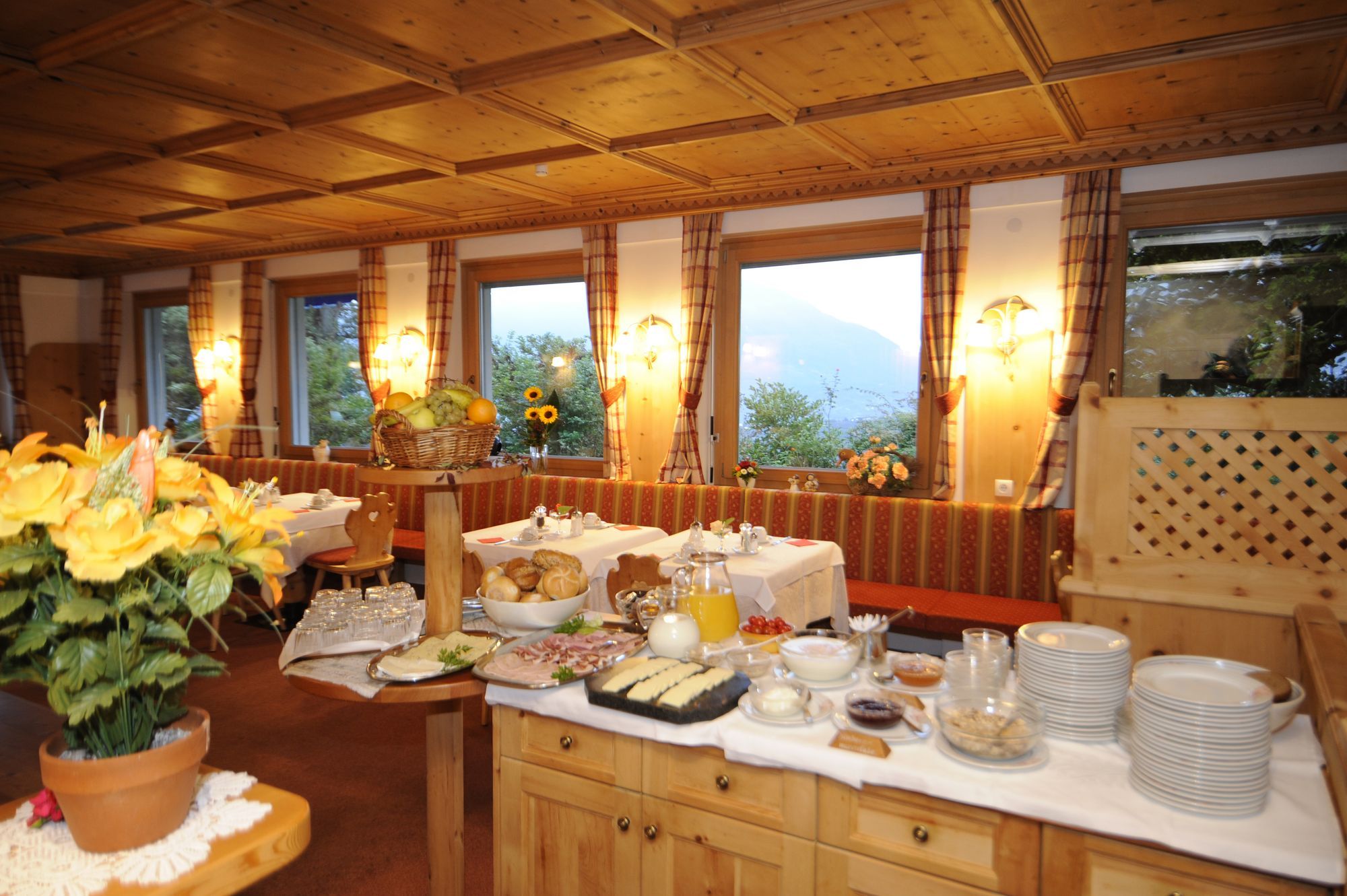 Gemütlicher Frühstücksraum mit Buffet und Holzmöbeln