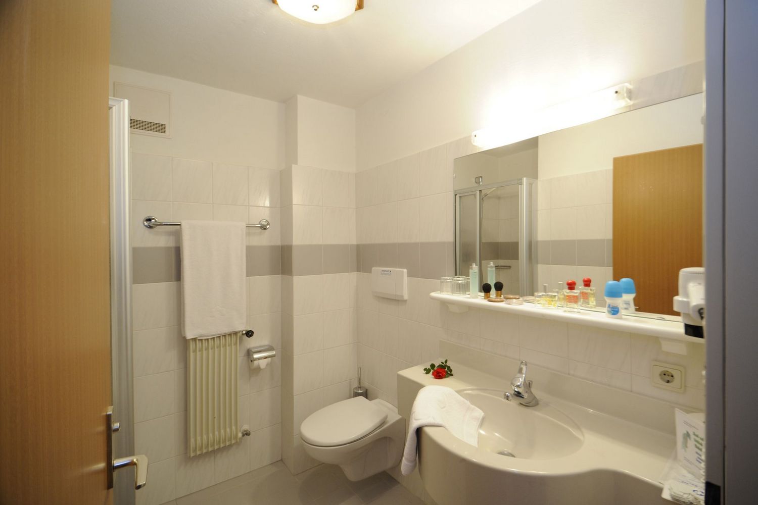 Helles Badezimmer mit Toilette, Waschbecken und Handtüchern