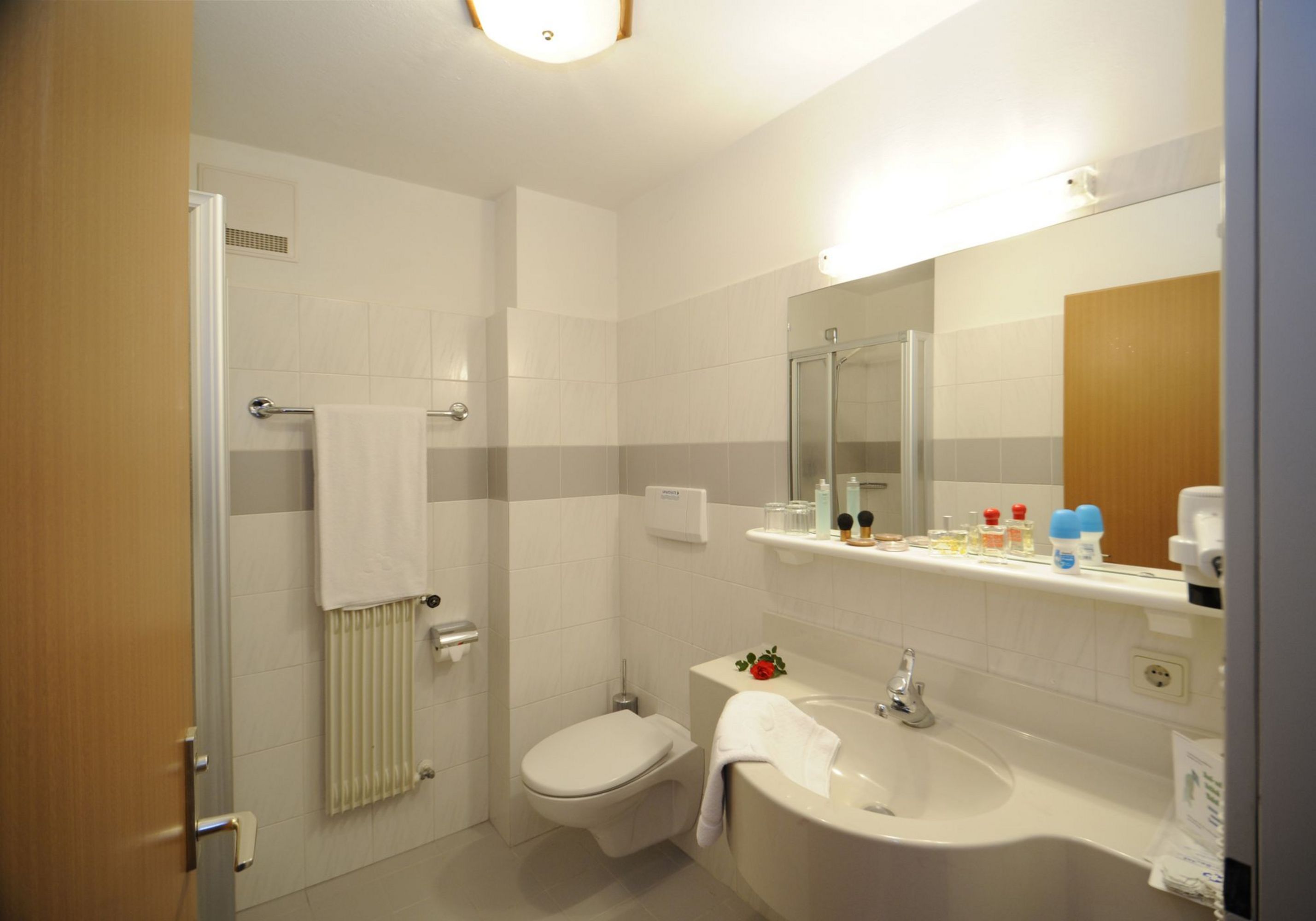 Helles Badezimmer mit Toilette, Waschbecken und Handtüchern